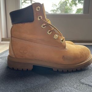 Size 3.5 kids timberland. Great for the fall or cold weather. 🍁🍂❄️☃️